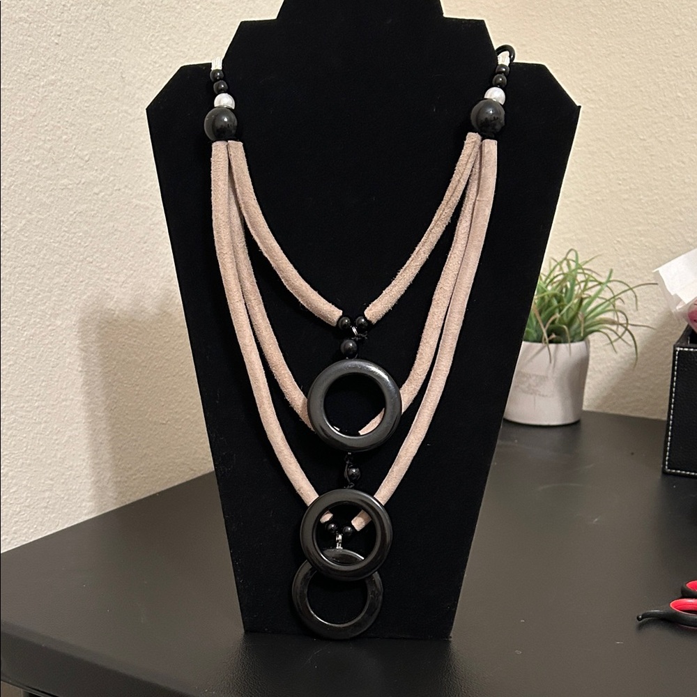 ☀️ 3 $15 Items for $ 25. Black and Tan Adjustable Statement Necklace